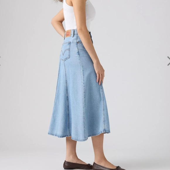 Levi’s Fit and Flare Light Wash Midi Denim Skirt Size 26 - Picture 2 of 7